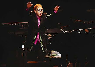 Foto de Elton John de pie en concierto