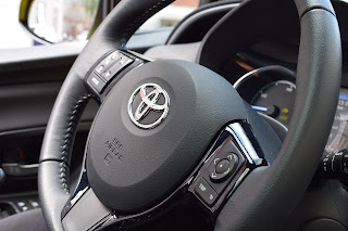Le volant d’une Toyota Yaris