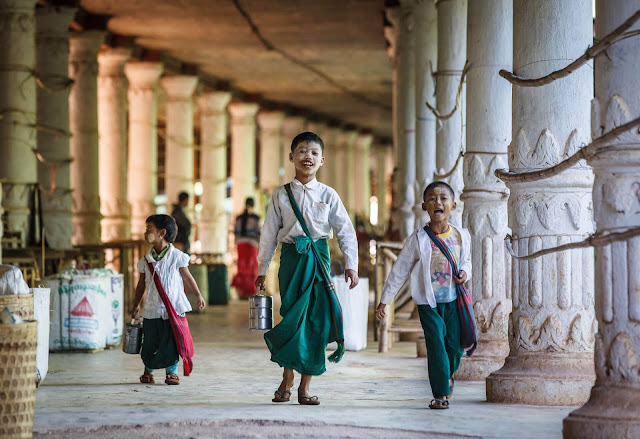 Trang phục cho nam giới ở Myanmar là Longyi, còn cho nữ có tên gọi Thummy gần giống với váy Lào, Thái. Tất cả đều đi dép như dép Lào. Cả nam lẫn nữ chỉ đi giày khi mặc Âu phục.