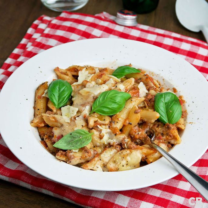 Gegratineerde penneschotel met bolognesesaus