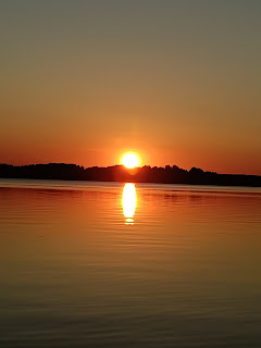 Kuvassa auringonlasku Kuortaneenjärvellä