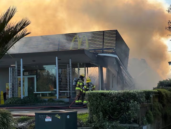 Lính cứu hỏa tại một cửa hàng McDonald's ở phía đông Auckland