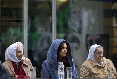 Photo: zzzznacp2NOTICIAS ARGENTINAS BAIRES, MAYO 19: La presidenta Cristina Kirchnerencabeza el acto de inauguración del Sitio de Memoria ESMA, del ex centro clandestino de detención, tortura y exterminio, ubicado en el edificio del ex Casino de Oficiales. La acompañan la titular de las Abuelas de Plaza de Mayo, Estela de Carlotto y la titular de la  Asociación Madres de Plaza de Mayo, Hebe de Bonafini.Foto NA: DANIEL VIDESzzzz