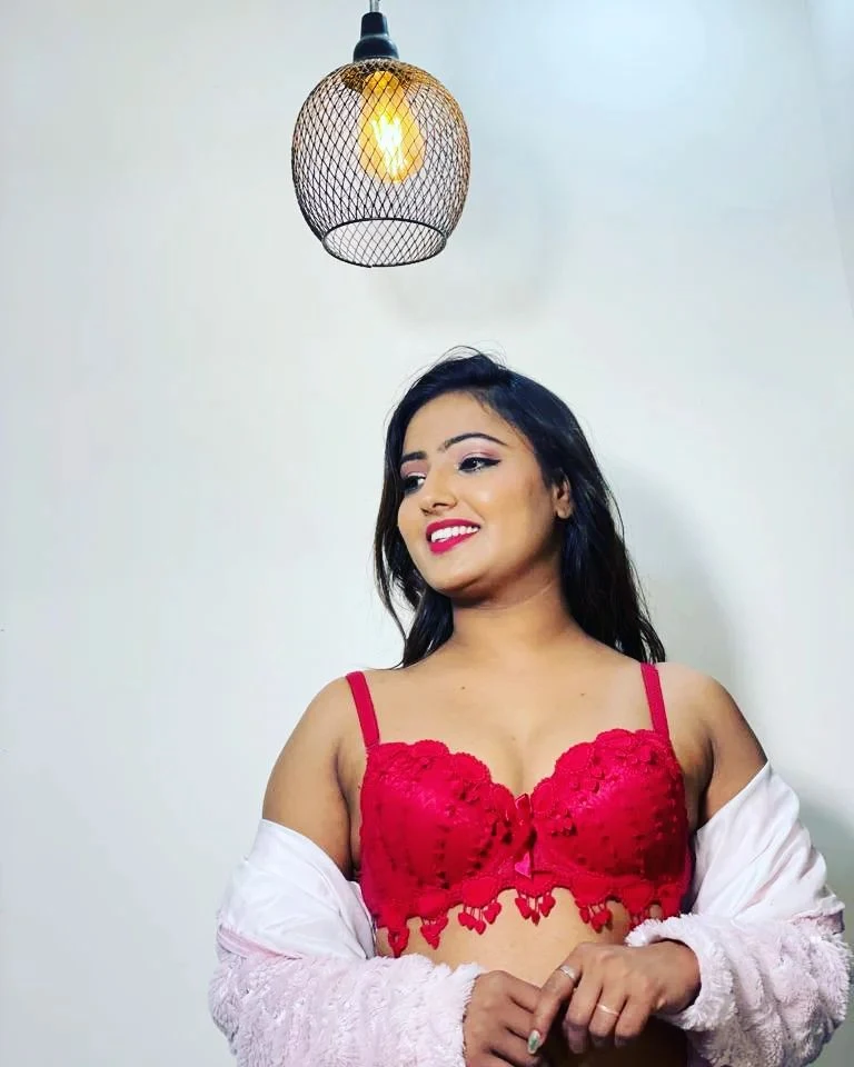 shyna khatri red bra cleavage pehredaar actress