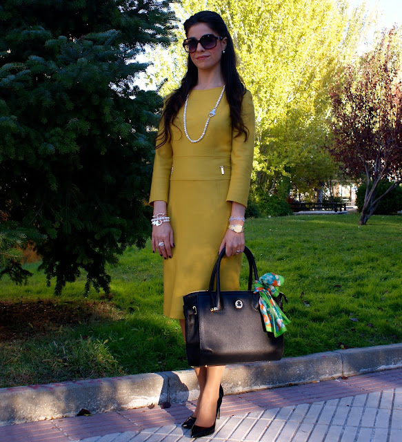 LaCaprichossa-Look vestido mostaza Roberto Verino, Rose Bag y Perlas Tous