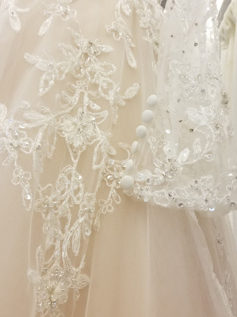 A Wedding and Bridal fair A Stylish Love Story Fashion Blog style blog California lifestyle blogger bridal dresses brides bridesmaids lace embellished dresses bridal expo wedding decor wedding flowers 