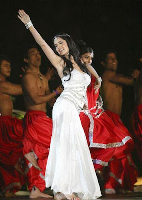 Bollywood dazzling beauty Katrina Kaif performed to the Oscar winning number “Jai Ho” along with a troupe of dancers.