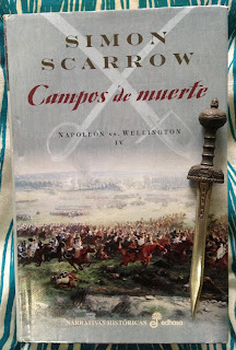 Portada del libro Campos de muerte, de Simon Scarrow