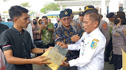 Pendemo Serahkan Perangkap Tikus Di Kantor Bupati, Minta Periksa Oknum Ka BPKAD Atas Dugaan Pelanggaran