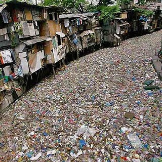 citarum river indonesia covered in garbage Tempat tempat Paling Beracun Di Dunia