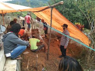 Sambangi Penziarah Kubur, Kapolsek Malua Himbau Jaga Kamtibmas