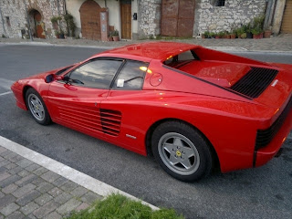 ferrari testarossa en calle