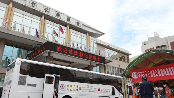 ▲彰化國際同濟會今天在彰化縣議會廣場舉辦了「113年愛心捐血暨義診義剪活動」，獲得了熱烈的迴響，吸引了眾多民眾前來捐血，為緩解血庫緊張的情況做出了貢獻。（記者林明佑攝）