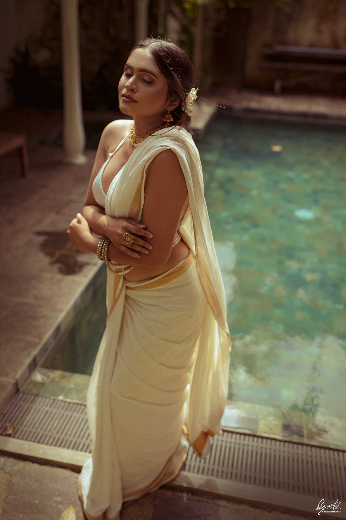 Anju Chandrasekara. Sri Lankan model Anju Chandrasekara. Anju Chandrasekara Instagram. hot half saree. Indian beauty girls. beautiful girls in saree