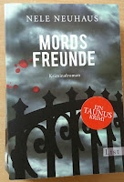 das Cover von "Mordsfreunde" zeigt einen Zaun vor einem dunklen Himmel