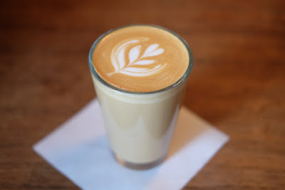 東京代々木八幡のコーヒーバー　Fuglen Tokyo　カフェラテ