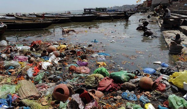 Sungai Ganges di India - menjadi tempat peng   kebumian manusia.