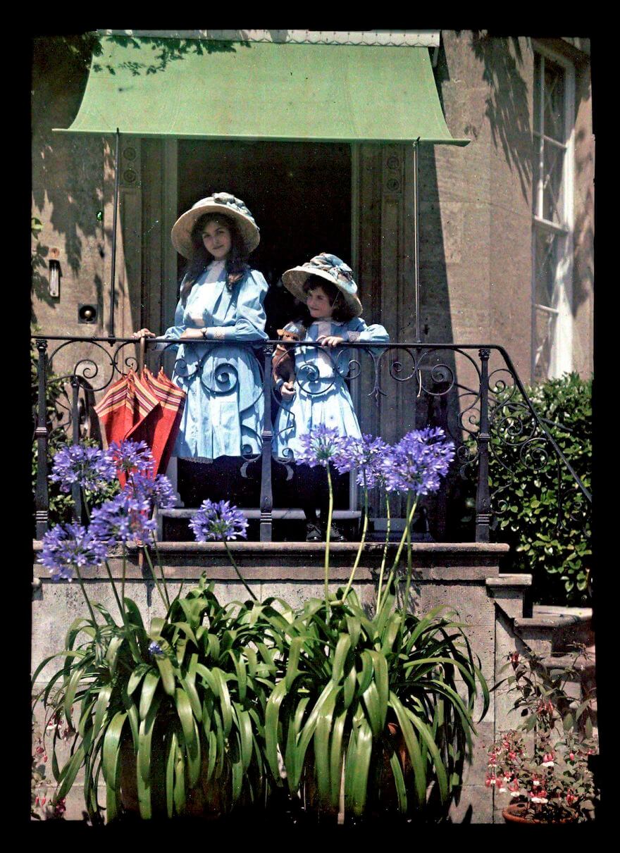 40 Old Color Pictures Show Our World A Century Ago - Two Girls On A Balcony, 1908