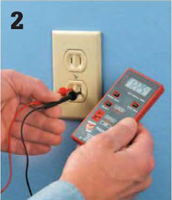 Instalaciones eléctricas residenciales - Colocando puntas de prueba del multímetro en ranuras del contacto