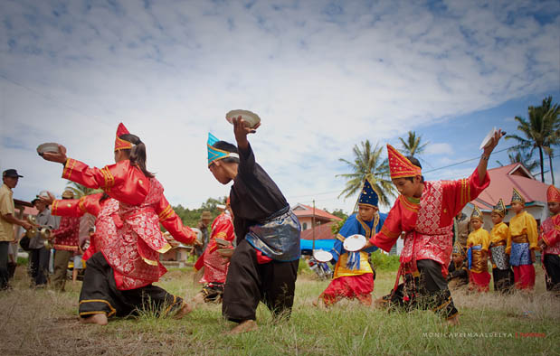 Selain rumah gadang dan rasa masakannya yang nikmat Tari Piring, Mengenal Asal Usul, Sejarah, dan Gerakannya