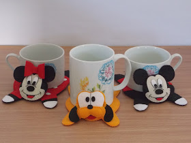 mickey, minnie e pluto em tapetinhos de caneca