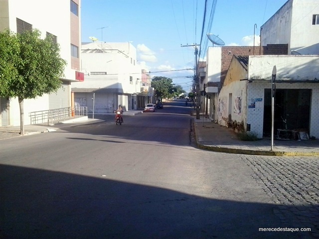 Santa Cruz do Capibaribe fica de ruas vazias em plena segunda-feira