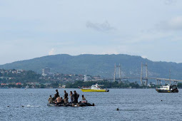 Anggota TNI dan Polri Berenang Lintasi Teluk Ambon Sejauh 3 Km