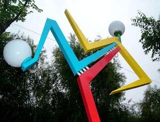 Lamp post shaped like athletes