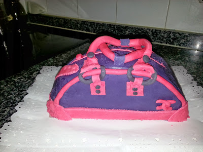 Tarta de bizcocho en forma de bolso