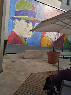 En una de las paredes de la terraza hay un mural hecho de venecitas donde hay tres imágenes iguales, pero con distintos colores, de Carlos Gardel.