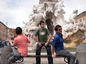 Imitando estátuas numa praça de Roma - Itália