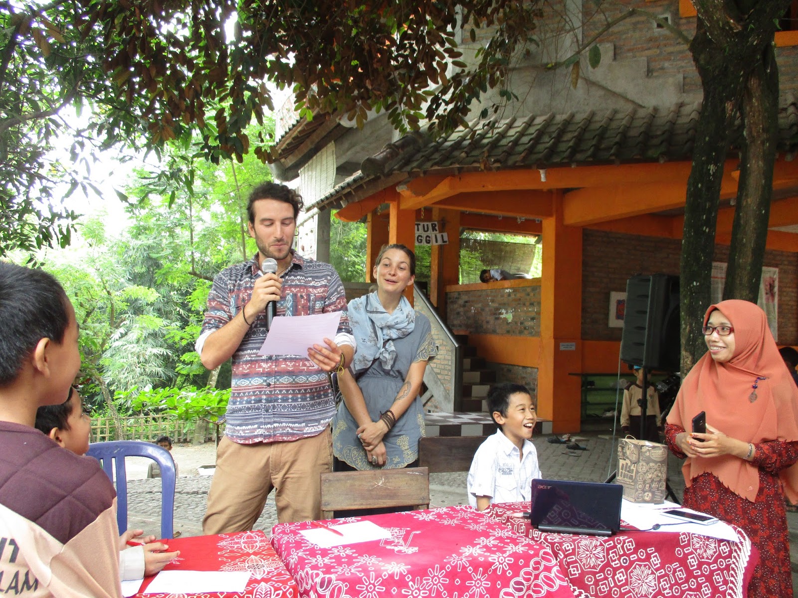 Tak tanggung tanggung untuk juri dihadirkan native speaker sekaligus untuk melatih keberanian anak berkomunikasi langsung dengan Inggris