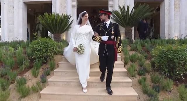 الأميرة رجوى ترتدي فستاناً ملفتاً للنظر في حفل زفافها