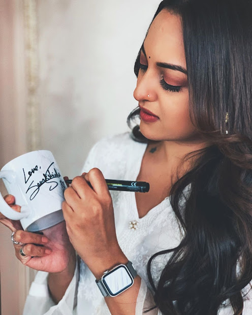 sonakshi sinha give a autograph on coffee mug