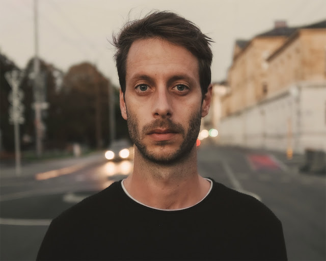 le producteur electro suisse Aust présente The Hive son nouvel EP.