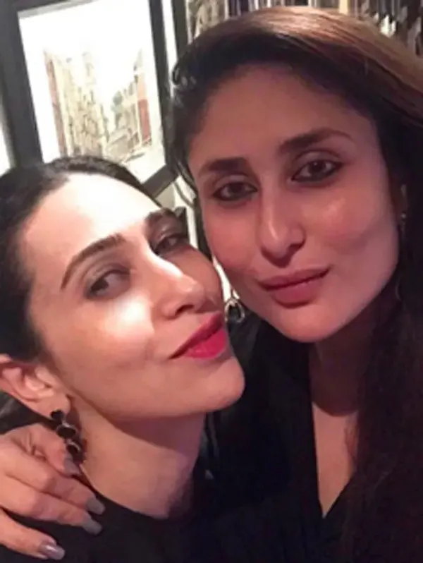 karishma kareena kapoor bollywood sisters selfie