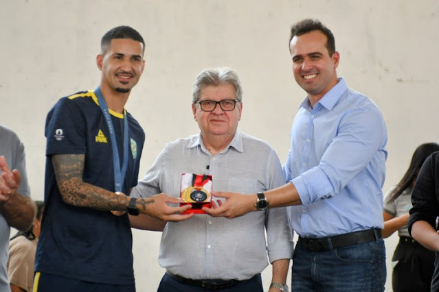 João Azevêdo recepciona medalhista olímpico Netinho e destaca investimentos do Governo da Paraíba no esporte