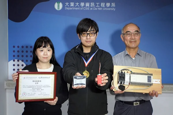 ▲大葉大學資工系蔡渙良主任(右)、陳縣綉老師(左)與研究生楊皓宇(中)的發明獲得金牌。（記者林明佑翻攝）
