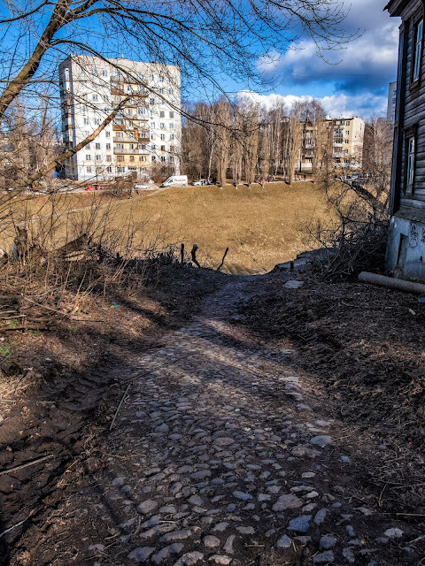 Булыжная мостовая с следами трактора