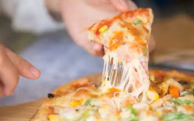 Giá cà chua tăng vọt, pizza tại một quốc gia buộc <a href=