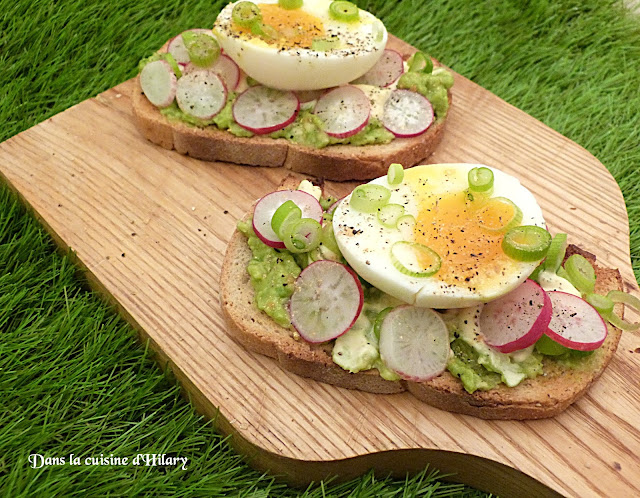 Avocado toast aux radis et oeuf mollet