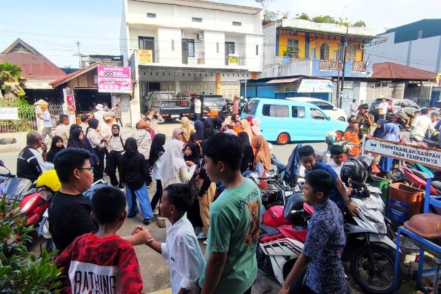  Warga Padang Berlarian Begitu Sirine Tsunami Berbunyi
