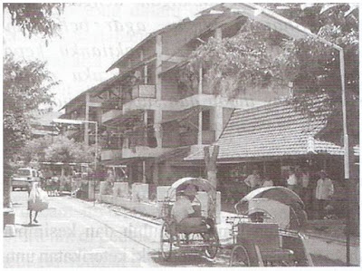 Rumah Susun Dupak, Surabaya tempat tinggal masyarakat kelas bawah dirancang secara komunal, dekat dengan alam (Silas, 1999)