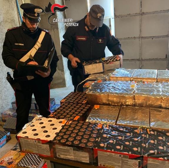 Conservava 100 chili di fuochi d’artificio al chiuso: denunciato dai Carabinieri