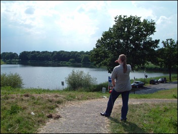 richard met uitzicht op het water