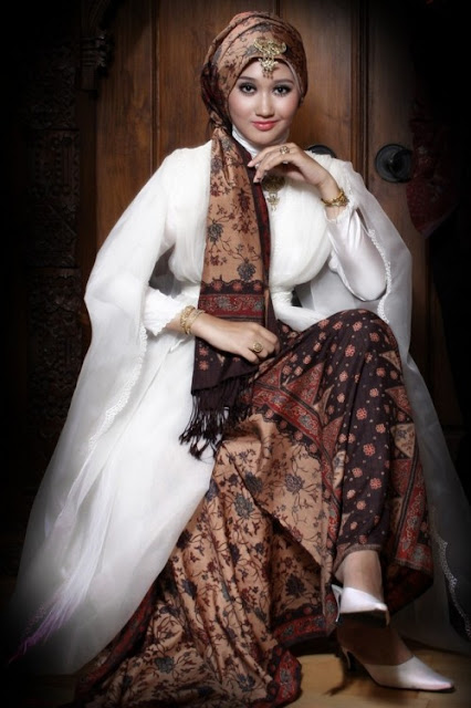 model baju batik wanita muslimah modern