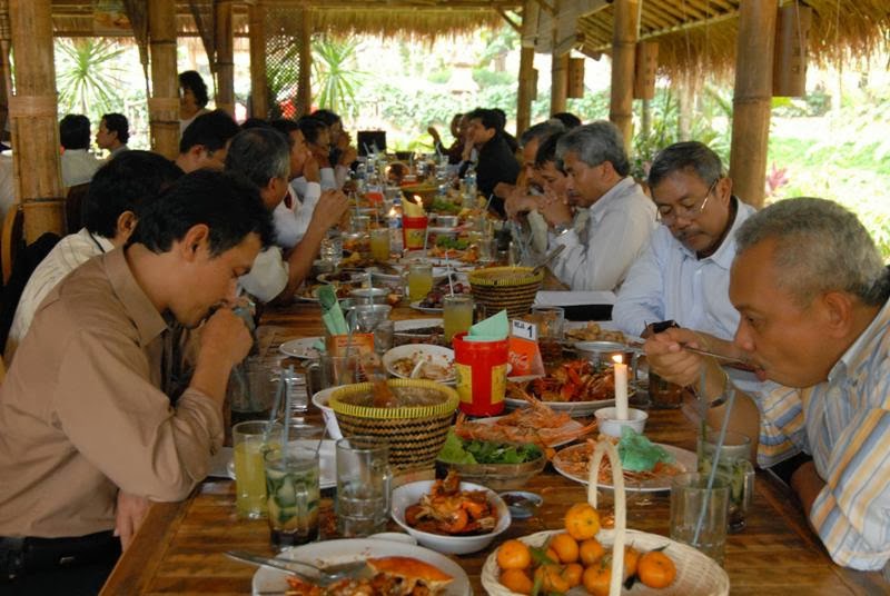 ASIKTAU: Kebiasaan Makan Orang Indonesia yang Dianggap Unik