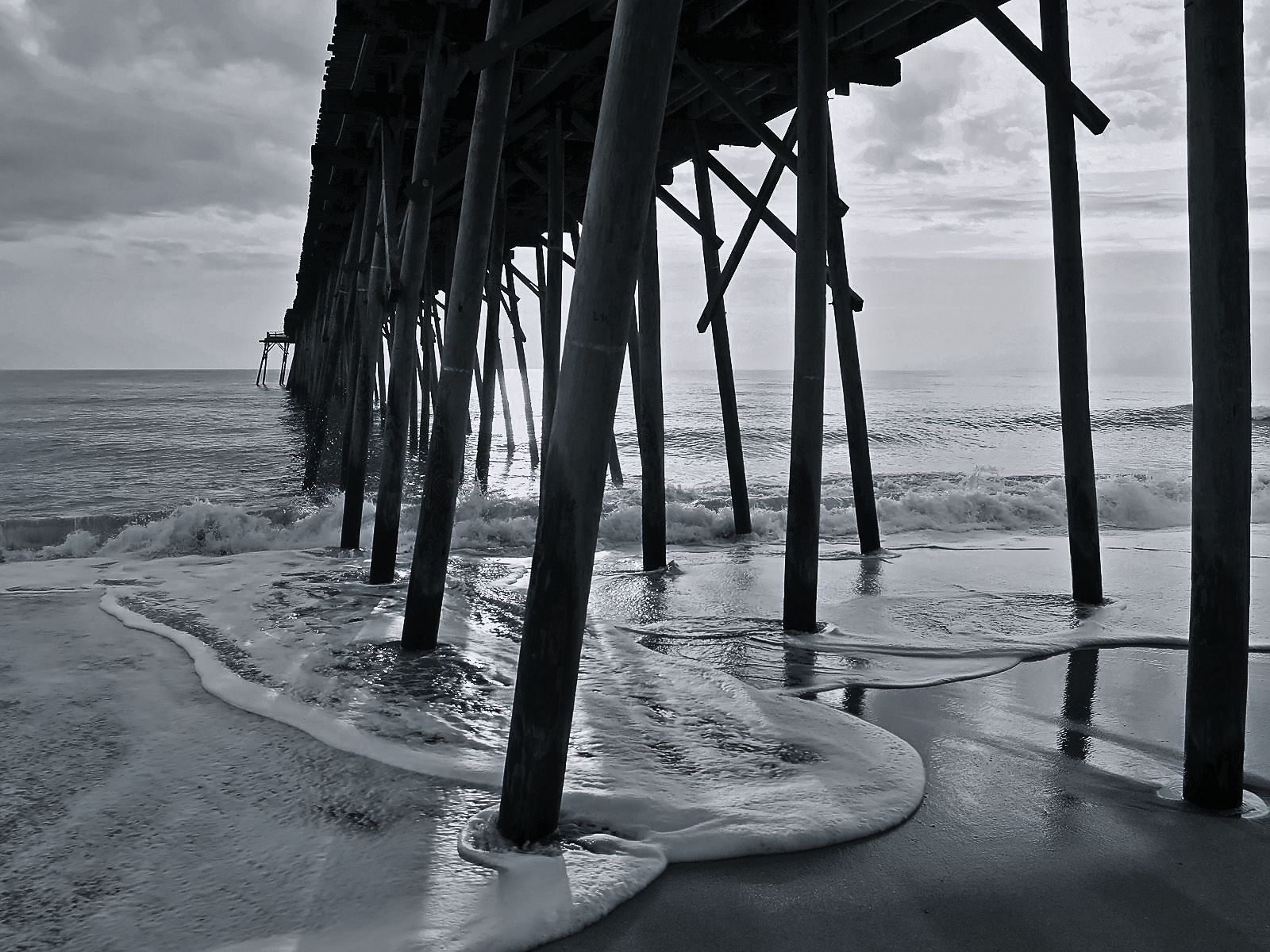 Black and White Surf and Pier wallpaper | The Long Goodbye