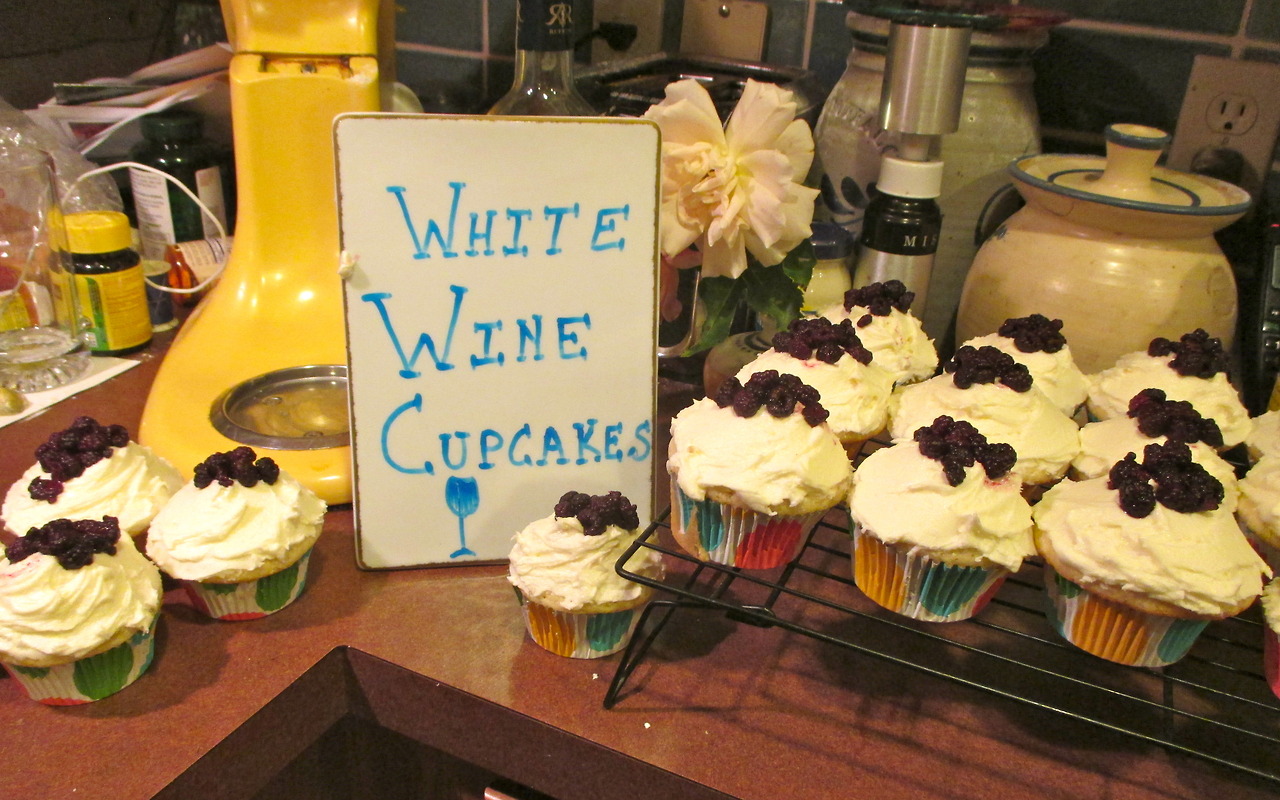 chocolate cupcakes white frosting white wine cupcakes with white chocolate frosting and raspberries