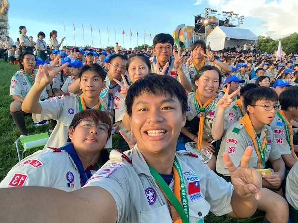 ▲大葉大學消防學程大四生蘇玟銜(前排中)參與童軍活動。（大葉大學提供）